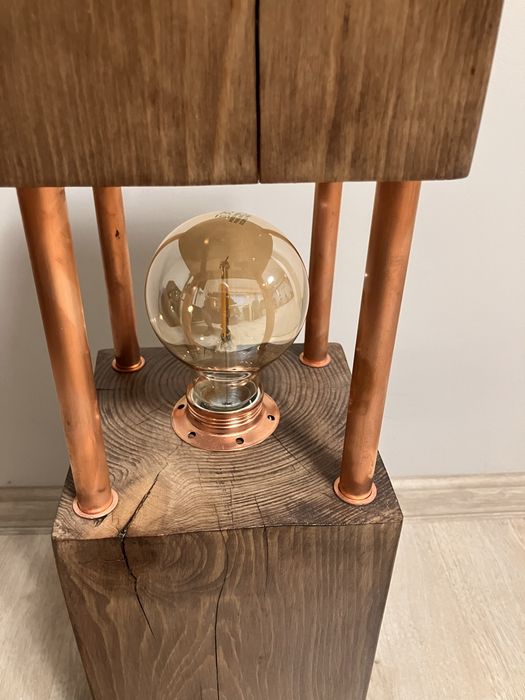Lampa  z drewna stojąca