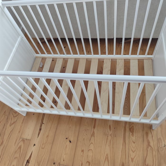Cama de grades com colchão incluído