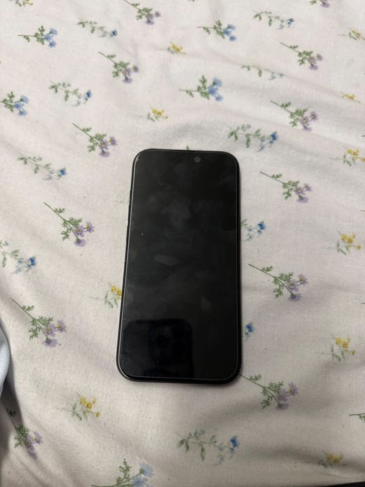Um celular iphone 15