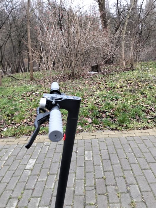 Продаю електросамокат терміново. Стан хороший, акумулятор тримає добре