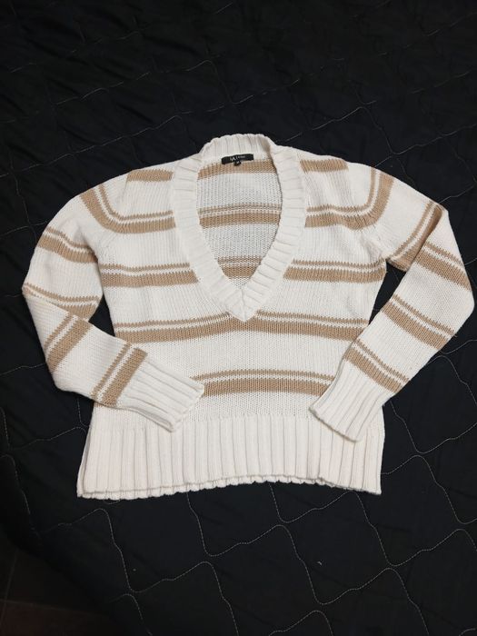 Blusa decote em V às riscas