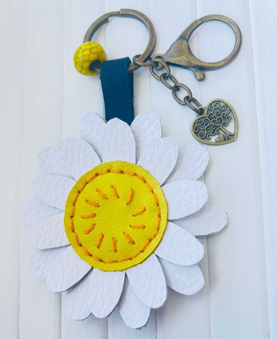Brelok skórzany rumianek do kluczy zawieszka do torebki, handmade