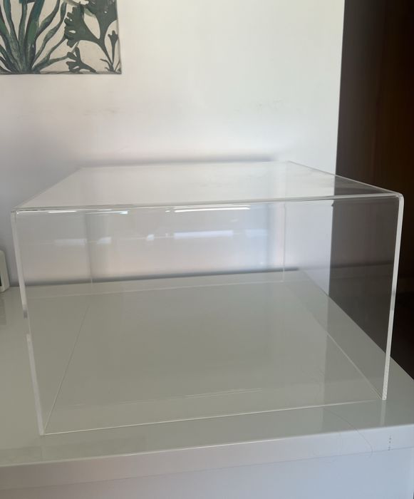 Campânula acrílica transparente 40x40x25 cm com bordo biselado – Expositor