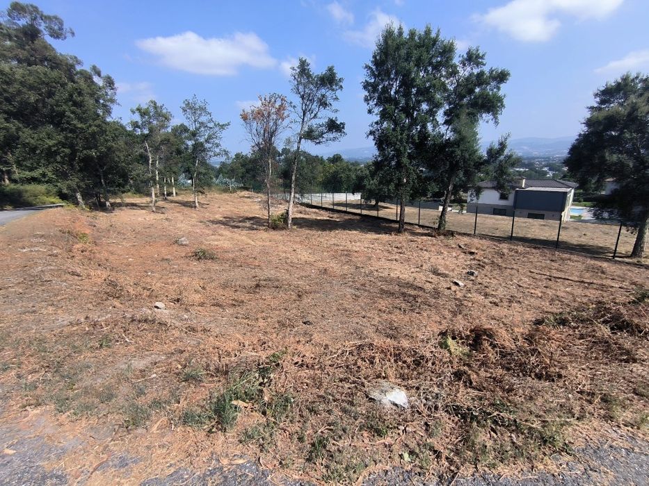 Vendo terreno  urbano para construção de moradia individual ,2 geminadas em PH, ou 3 em Banda em PH , Turiz Vila Verde Braga , exeles vistas P. Braga