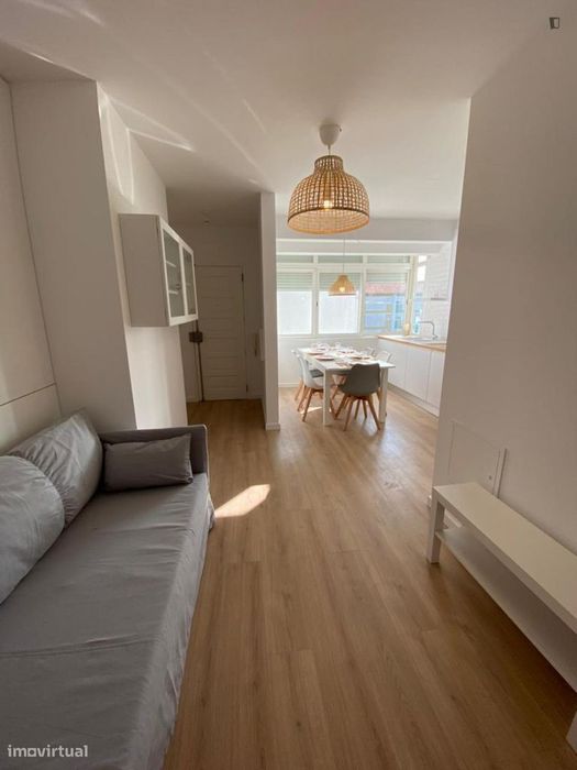 Quarto - localizado em Oeiras Lisbon