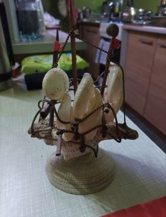 Żaglowiec z muszli morskich