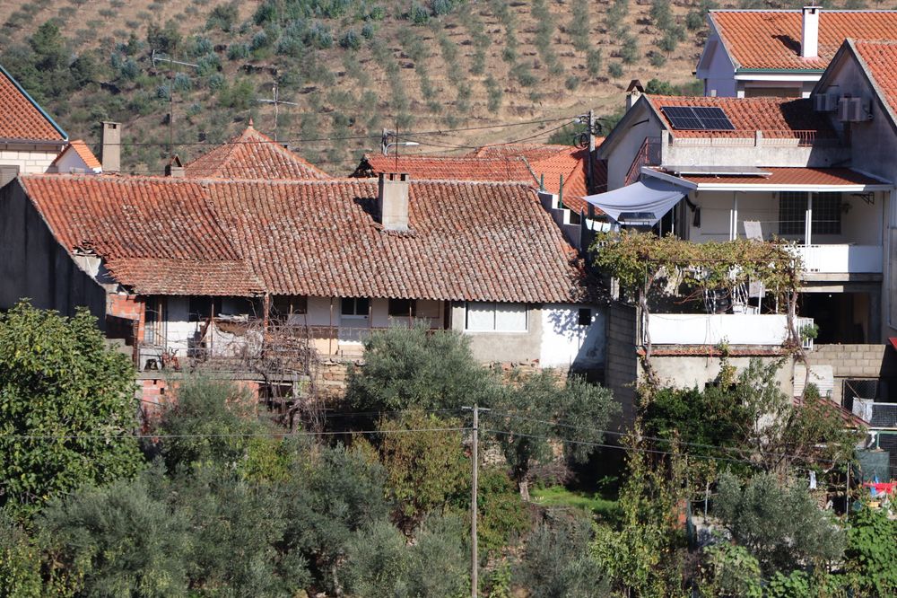 Vendo casa em aldeia tranquila