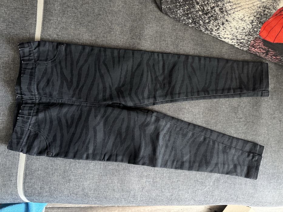 Джинсы синего и черного цвета