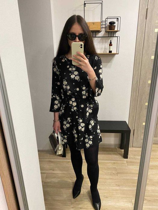 Сукня чорна з білим принтом квіток