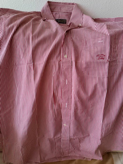 camisa vermelha de marca