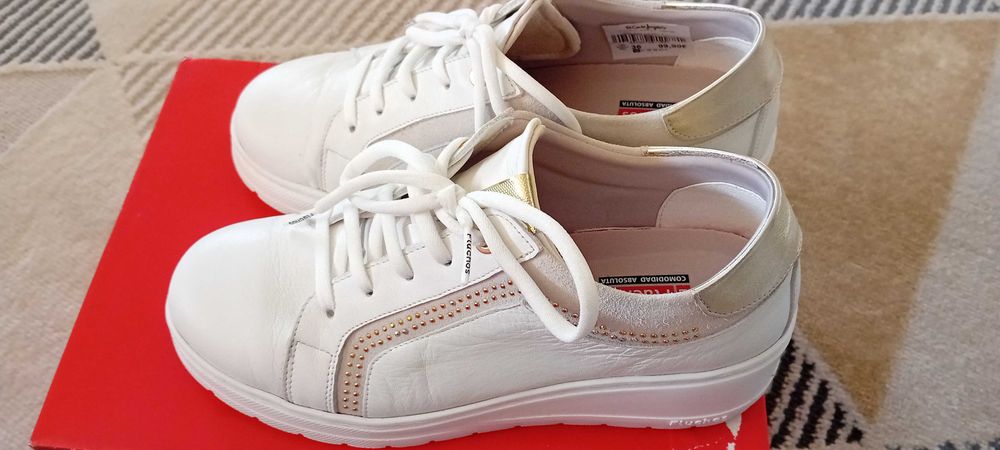 White Sneakers425520045973186561
