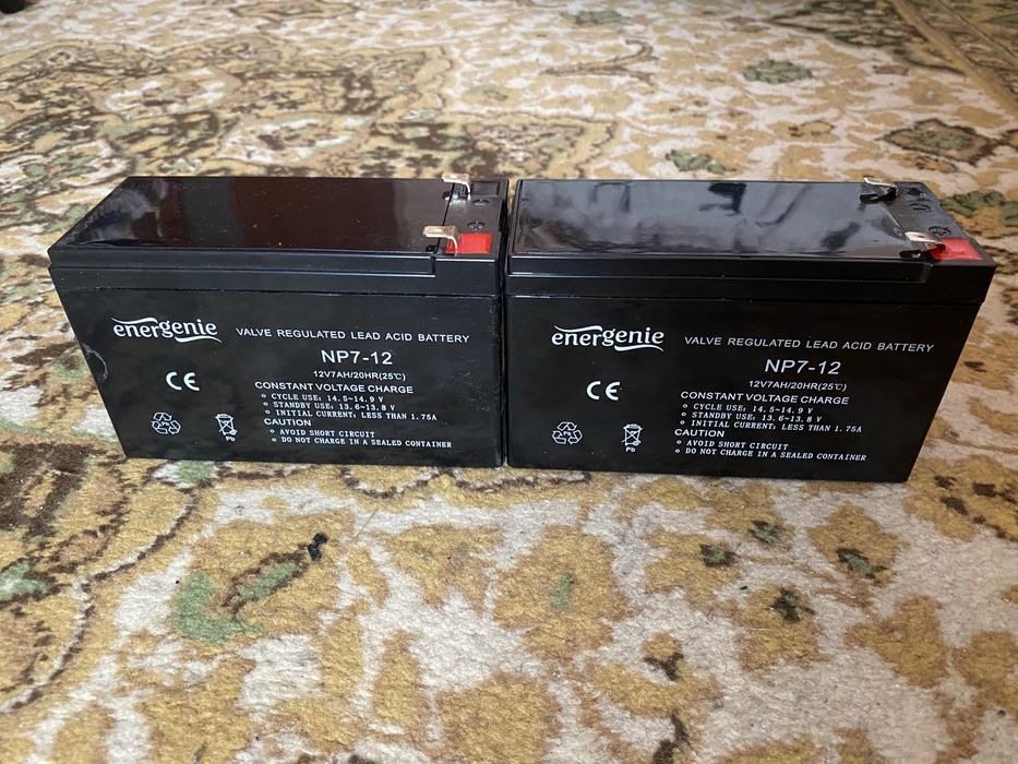 Акумулятори б/у — 2 шт., один робочий