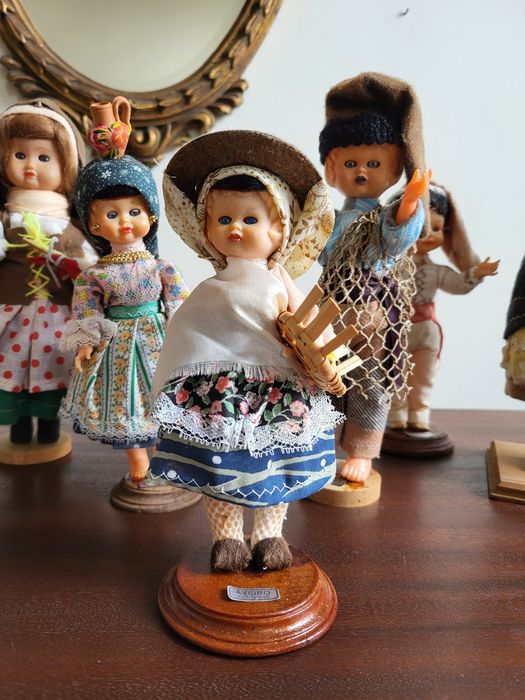 Vintage dolls dressed in traditional costumes from various cities/regions of Portugal