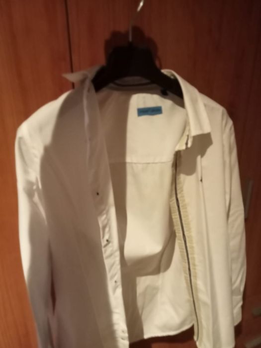 Blazer bege, laço e camisa branca