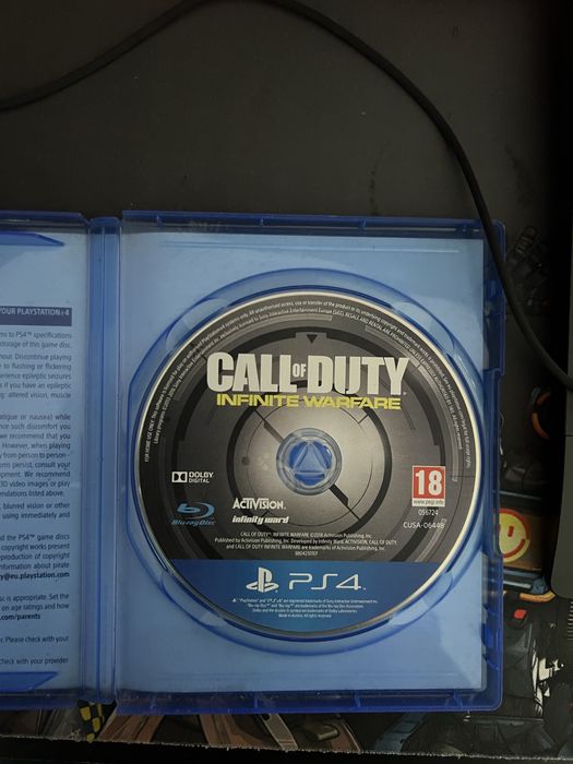 Ps4 slim , 2 comando + 1 jogo