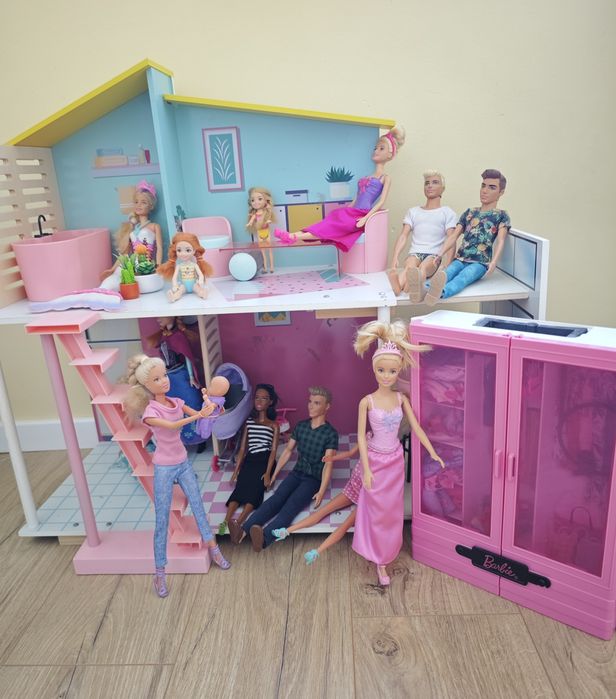 Domek dla lalek Barbie + 12 lalek i szafa z ubraniami