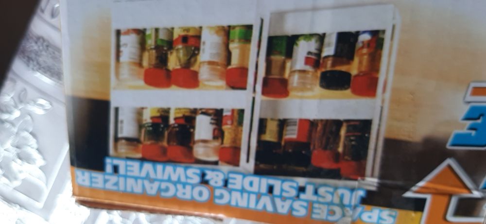 Półki na puszki i przyprawy