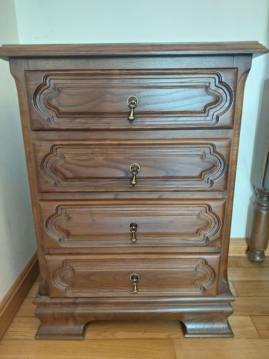 Cama de casal + duas mesinhas de cabeceira + cómoda + espelho