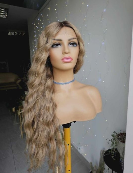 Długa peruka fale Kaja ciemny blond z odrostem lacefront