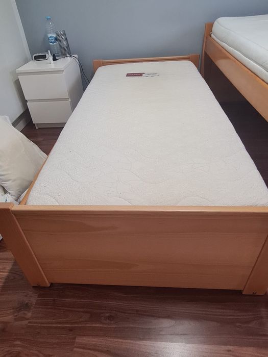 Cama dupla e secretária em Faia