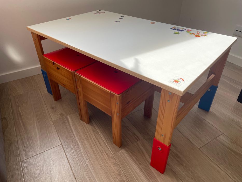 Mesa infantil com 2 bancos com arrumação