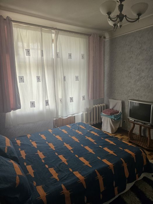 СДАМ ПОСУТОЧНО2к.в центре в парке Бабаева