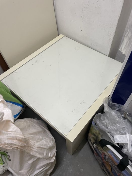 Mesa de apoio branca com tampo de vidro