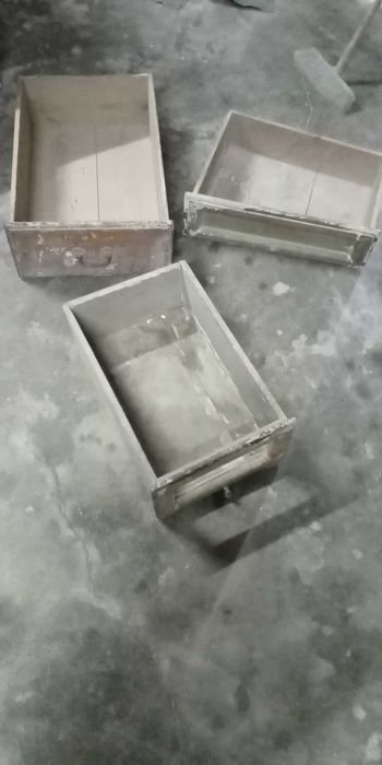 Gavetas soltas, de móvel antigo, usadas