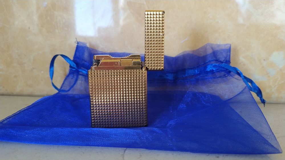 Isqueiro Dupont placado a ouro