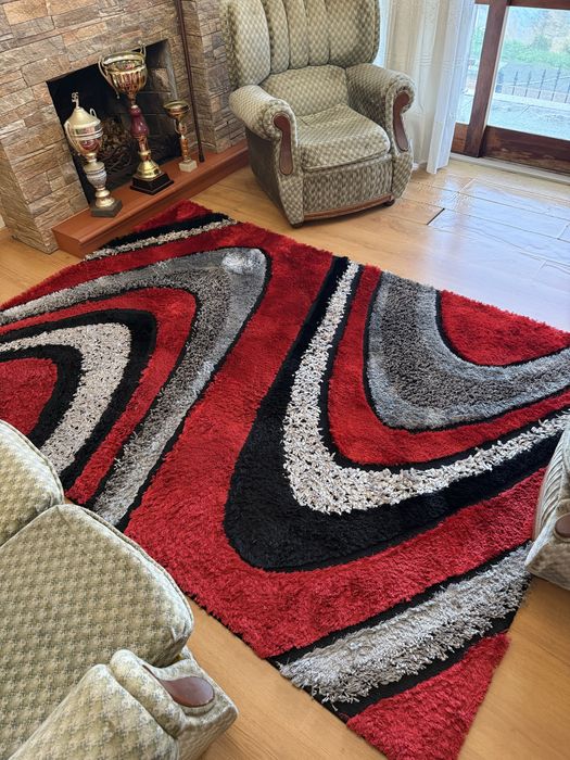 Tapete de sala grande e felpudo em excelente estado