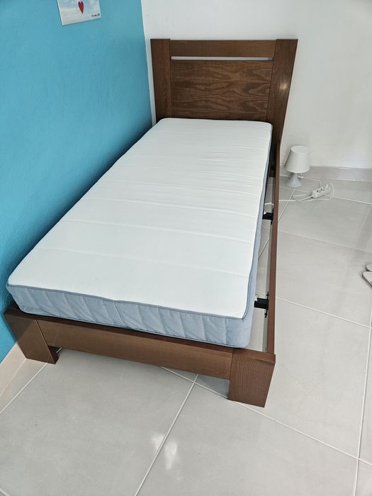 Cama de madeira.
