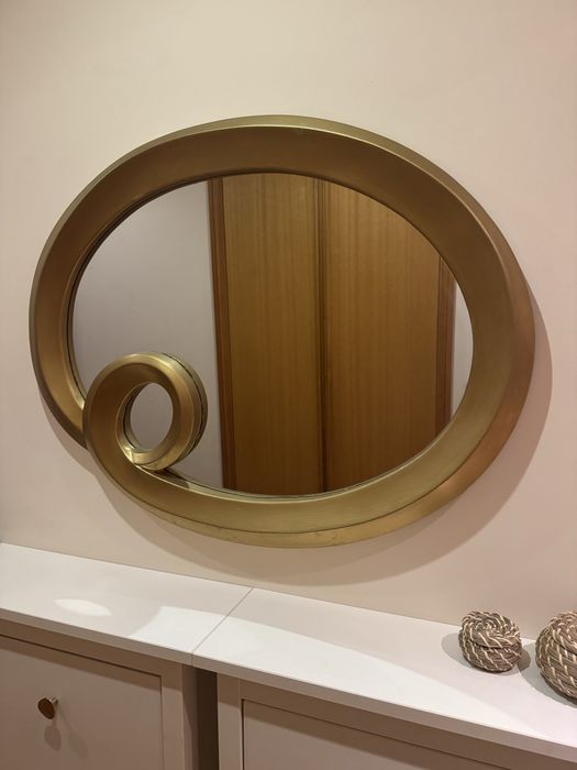 Espelho com moldura dourada