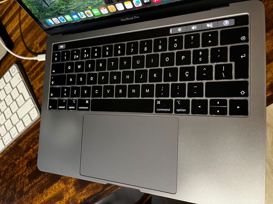 Macbook Pro (2019) 13,3" Cinza i5 16GB RAM 256GB SSD TouchBar
