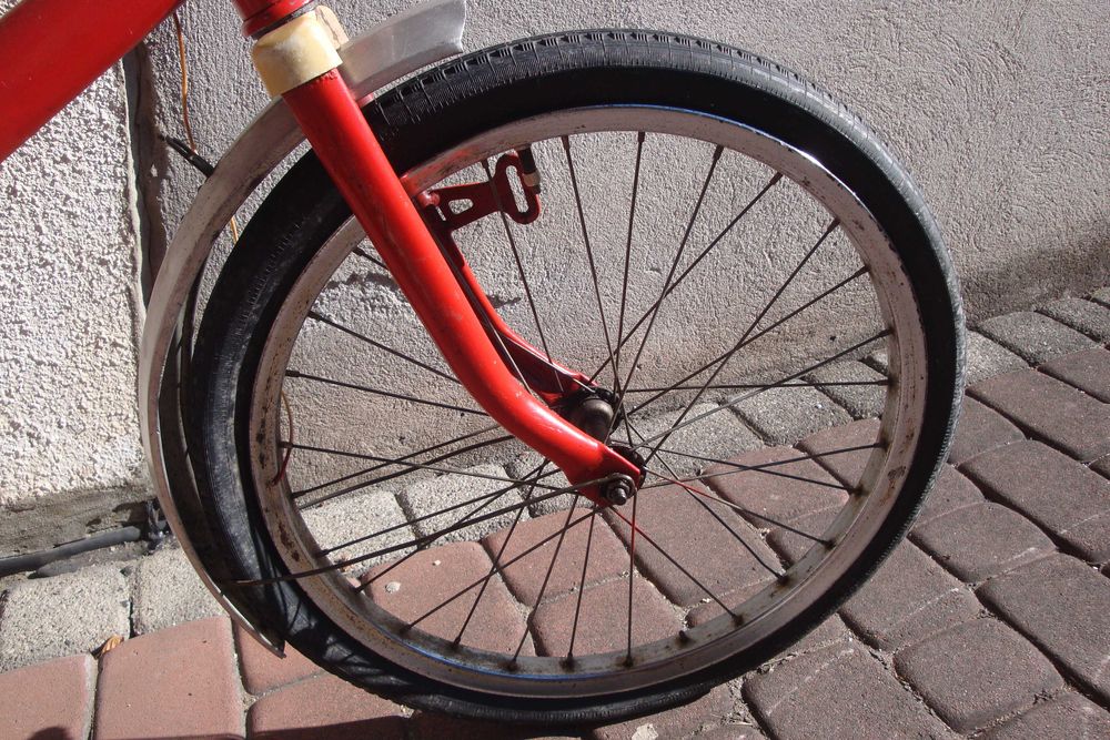 Koła - rower z PRL-u.