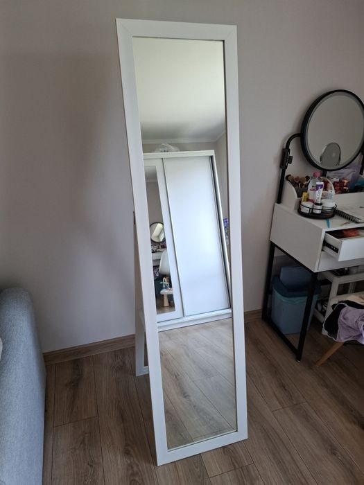 Stojące lustro białe
