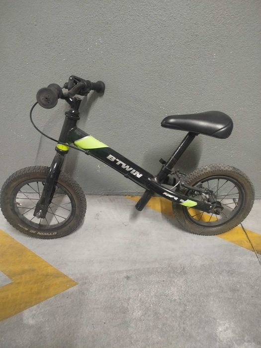 Bicicleta de criança em bom estado apenas marcas de uso