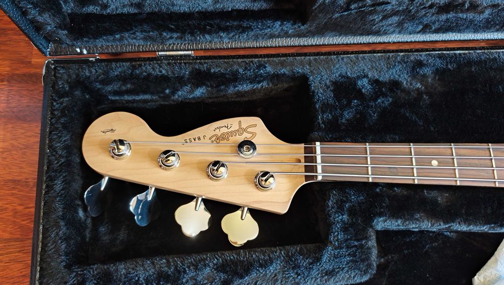 Jazz Bass Fender Squier com case