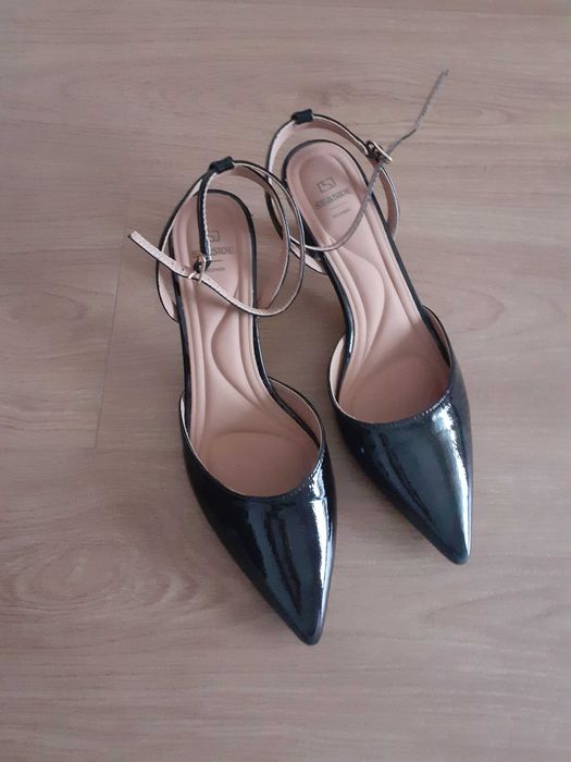 sapatos pretos de salto baixo