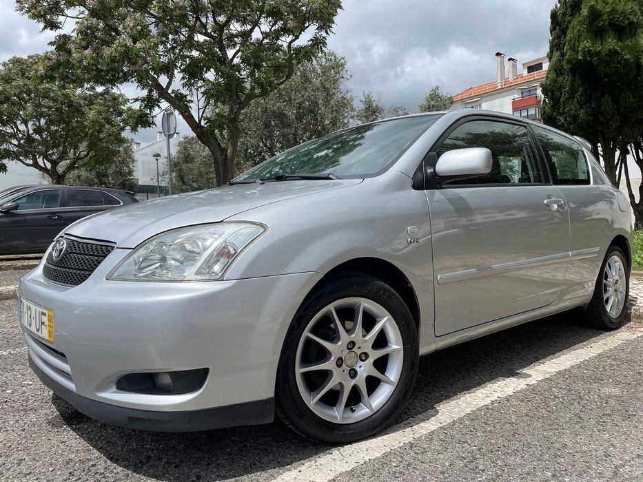 Toyota Corolla Hatchback E12U 1.4 VVT-i Full Extras + Jantes 16" + Bancos em Pele