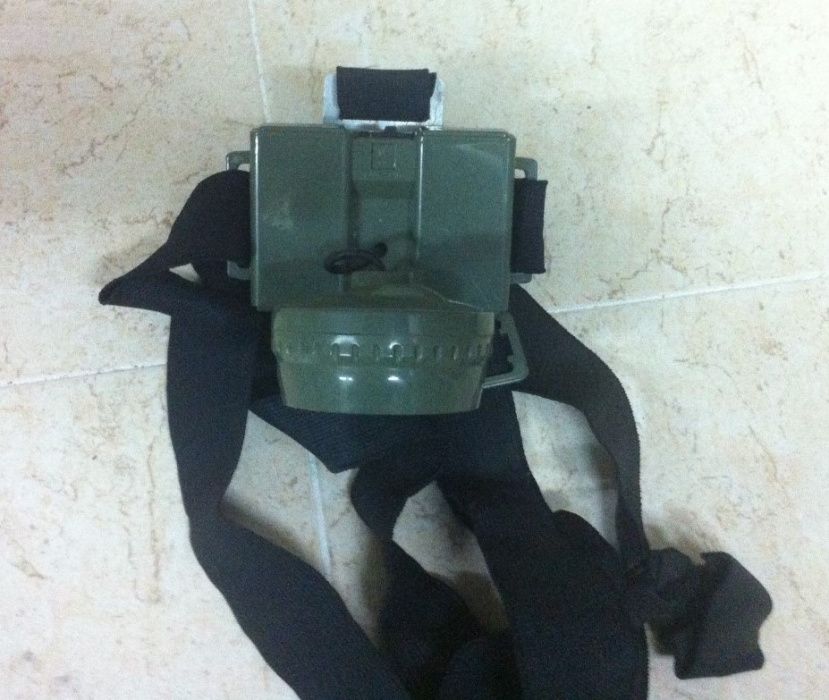 Lanterna militar antiga para capacete