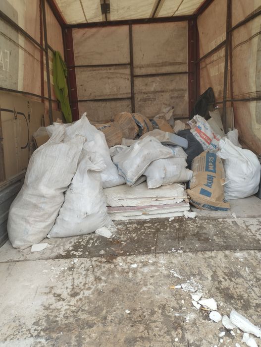 Вивіз будівельного сміття гілок старої меблі