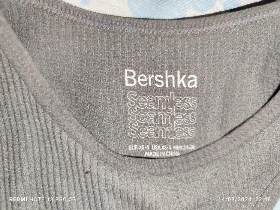 Cropped cinza bershka.