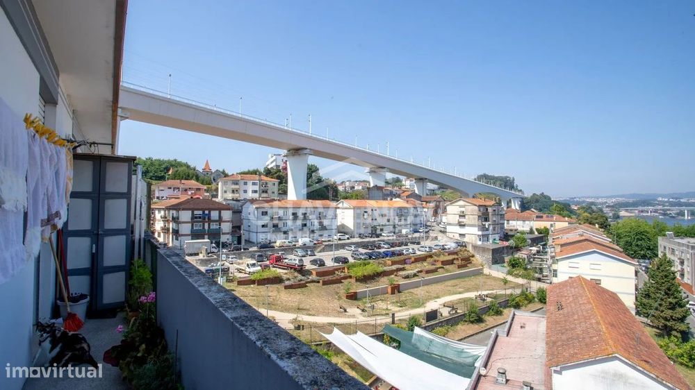 T2 Convertido em T3 Último Piso c/ Vista Rio em Oliveira do Douro