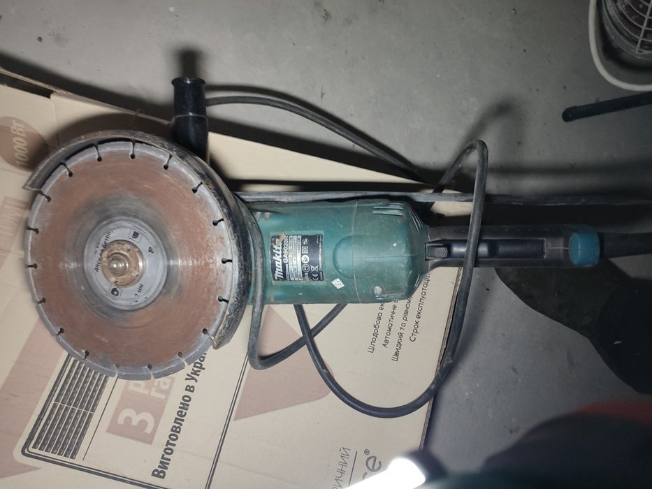 Кутова шліфмашина (болгарка) Makita GA9020