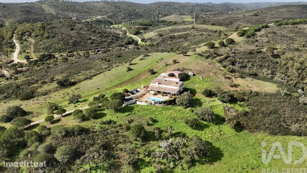 Quinta T4 em Bensafrim e Barão de São João de 316 m2