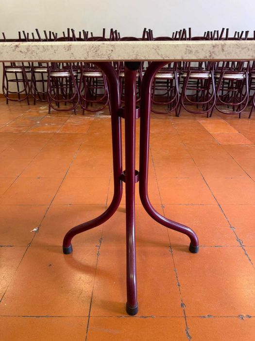 Conjunto de mesas e cadeiras para restauração
