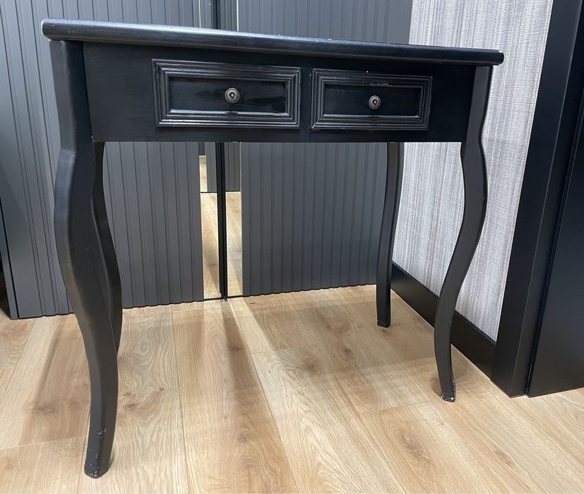 Czarna konsola retro