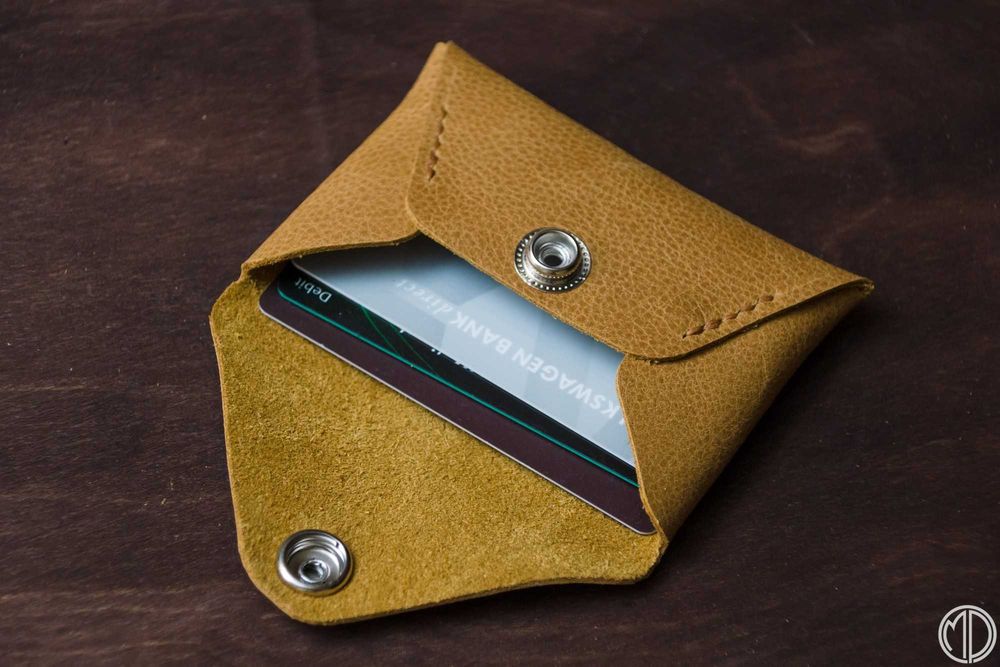 Ręcznie szyty ze skóry card holder, portfel - upcykling