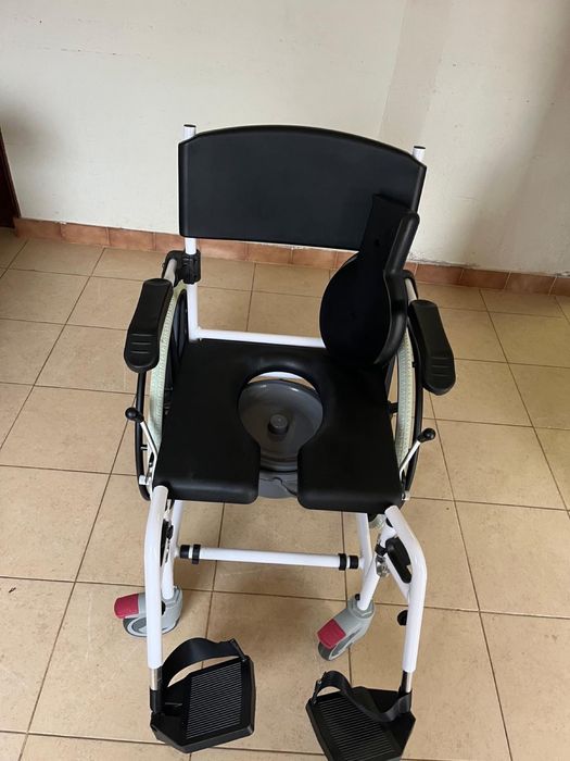 Cadeira de rodas / bacio integrado
