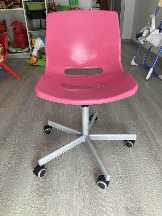 Cadeira de secretaria Ikea cor de rosa
